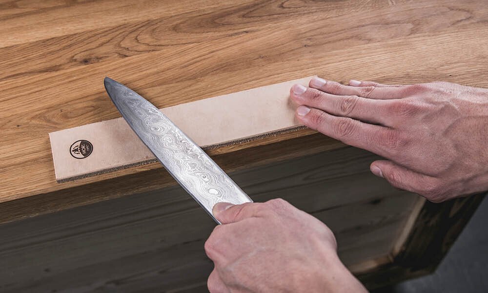 Profifinish: Mit dem Abziehleder entfernen Sie letzte Metallreste vom Schliff und verleihen Ihrem Messer das i-Tüpfelchen mehr an Schärfe.