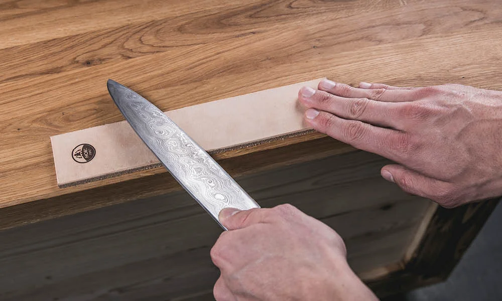 Profifinish: Mit dem Abziehleder entfernen Sie letzte Metallreste vom Schliff und verleihen Ihrem Messer das i-Tüpfelchen mehr an Schärfe.