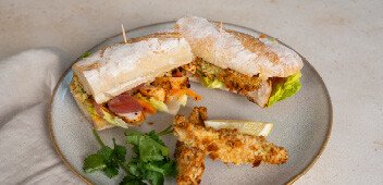 Sandwich-Baguette mit Avocado und Hähnchenbrust
