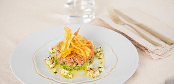 Lachstatar mit Gurke und Apfel