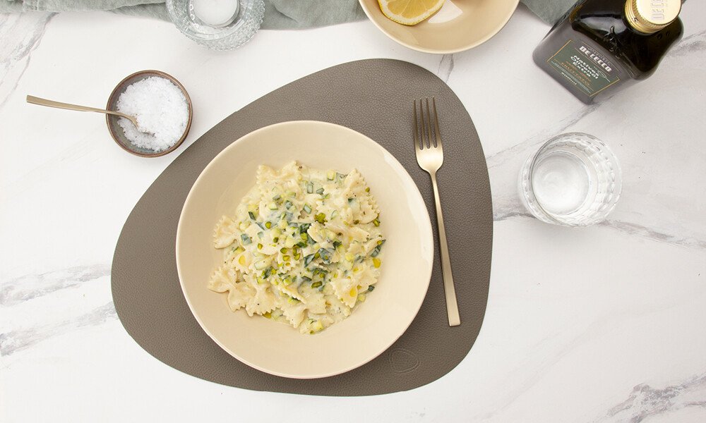 Zucchini Sugo mit Farfalle und Pistazien 1000x600px