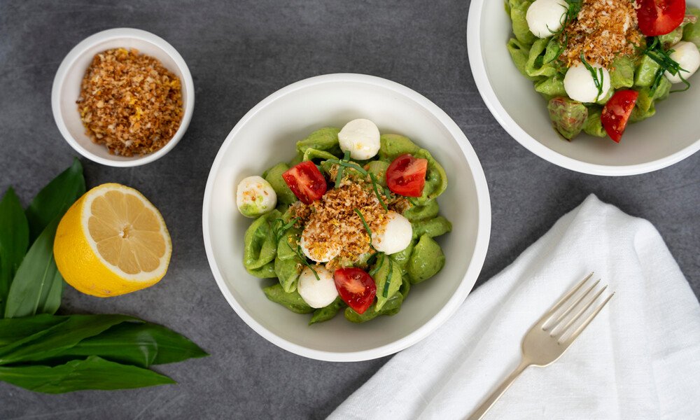 Frühlingsfrischer Nudelsalat mit Bärlauch – sattes Grün für sonnige Tage.