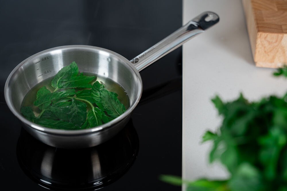 Couscous-Salat mit frischer Minze und Joghurtsoße - Rezepte - Magazin ...