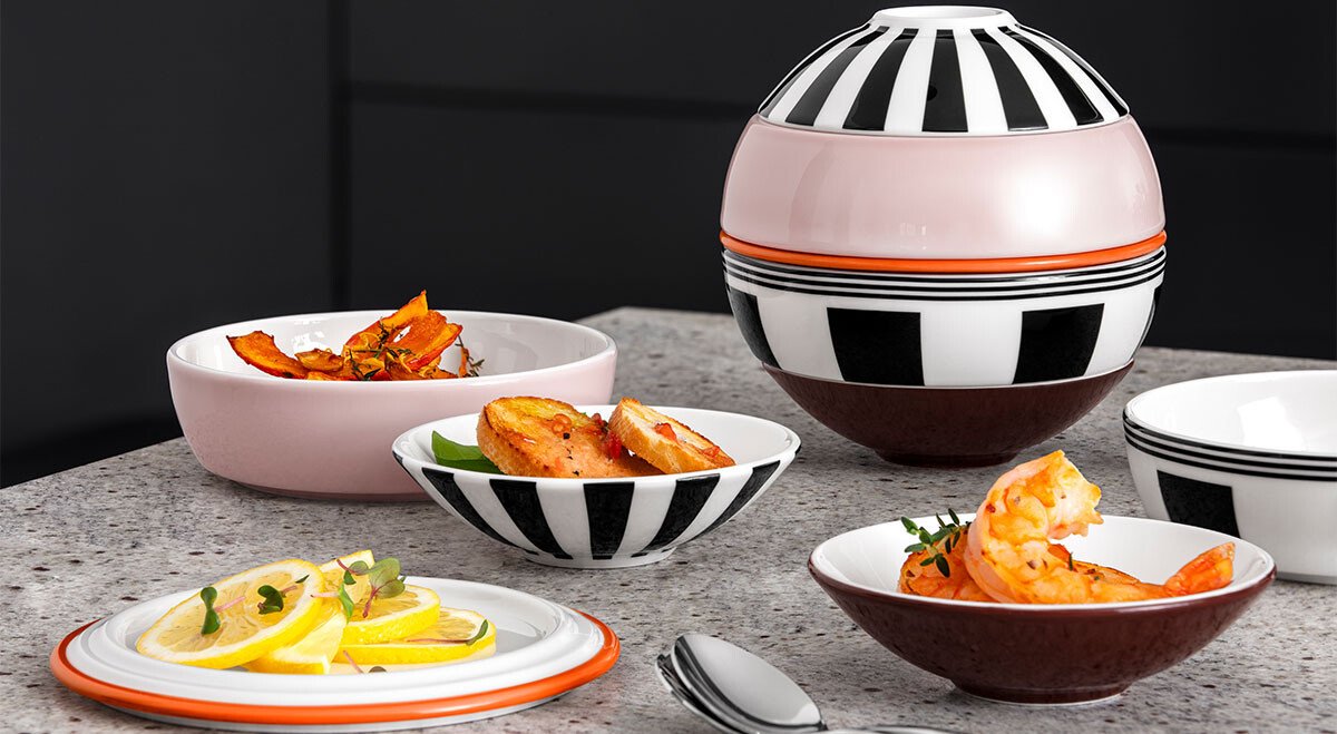 Geschirrset La Boule von Villeroy &amp; Boch mit gestreiftem Dekor, Präsentation von Speisen wie Garnelen und Zitrone auf einem Steintisch.