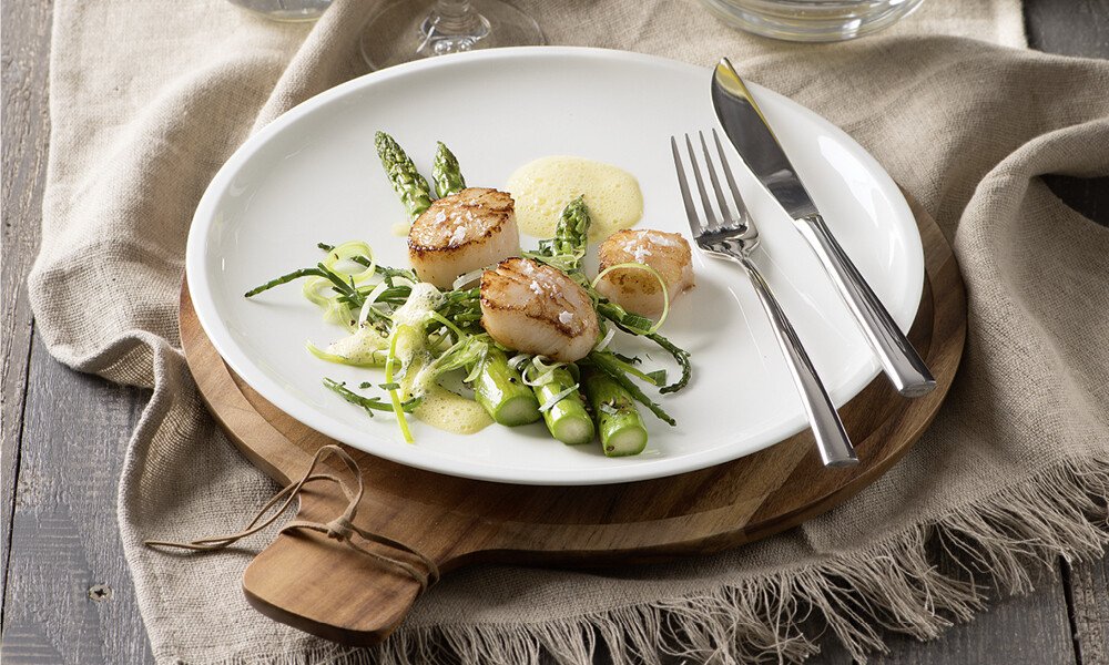 Gebratene Jakobsmuscheln mit grünem Spargel 1000x600px