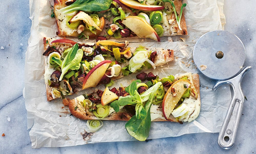 tischwelt-rezept-flammkuchen-apfel-lauch-haselnuss-vegetarisch