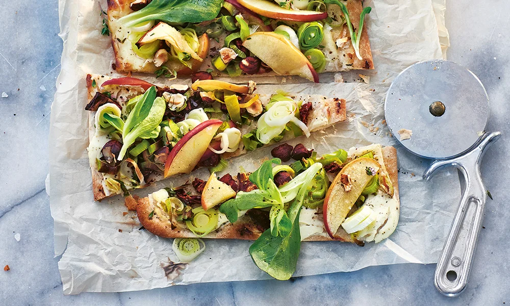 tischwelt-rezept-flammkuchen-apfel-lauch-haselnuss-vegetarisch