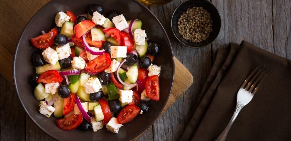 Teller in Braun mit griechischem Salat