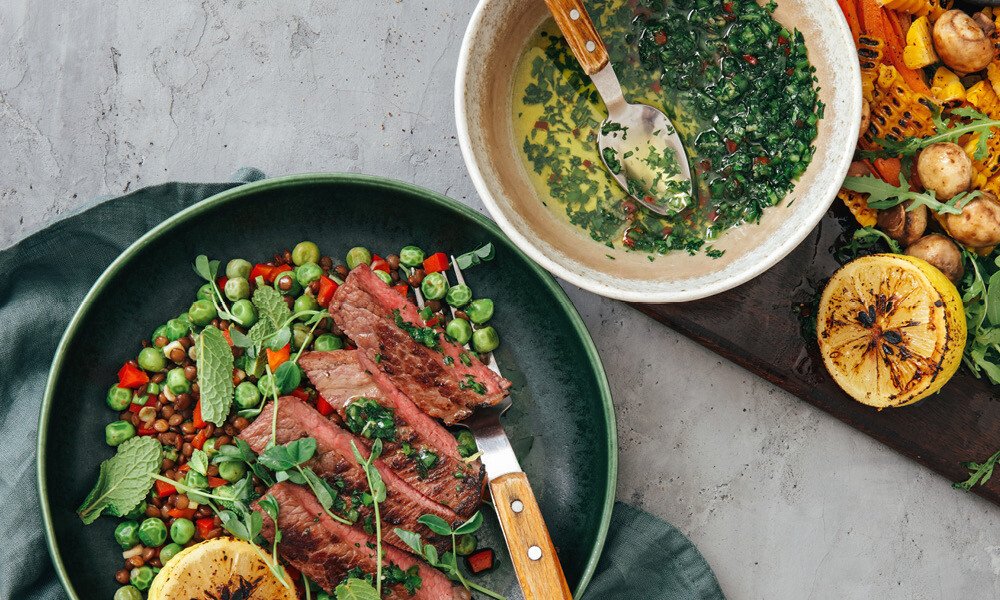 Rosa gegartes Ochsenfilet mit warmem Wurzelgemüsesalat und Kräutersauce 1000x600px