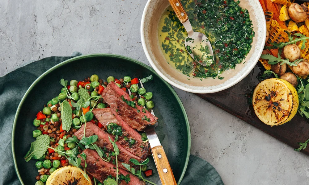 Rosa gegartes Ochsenfilet mit warmem Wurzelgemüsesalat und Kräutersauce 1000x600px