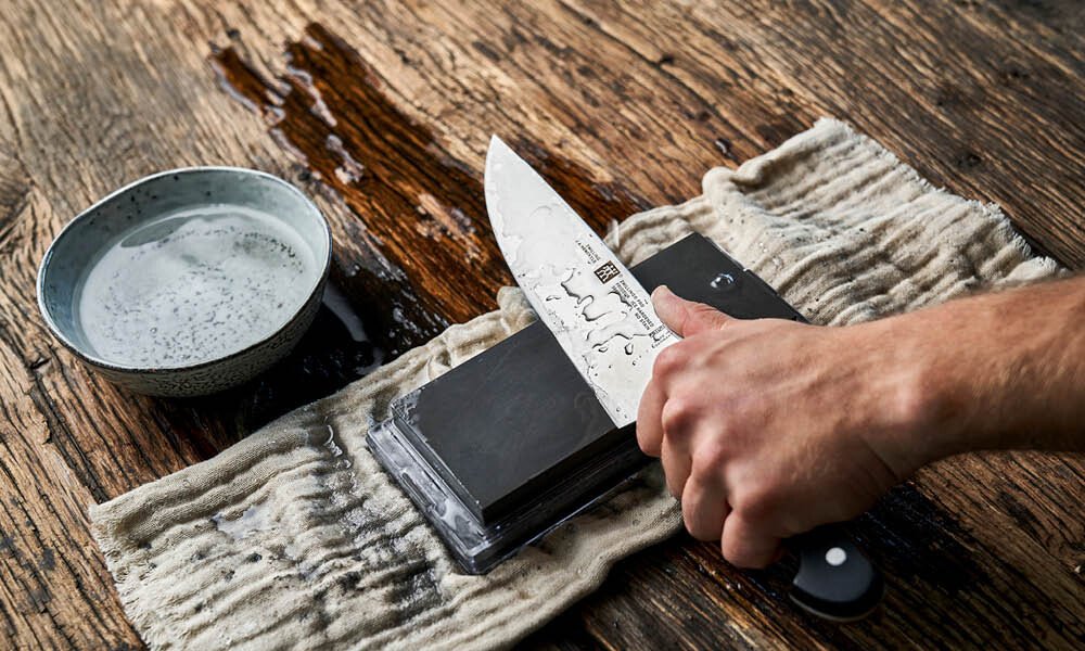 Schleifstein, Wetzstein, Abziehleder: Die regelmäßige Pflege Ihrer Messer garantiert lange Freude an ihnen.