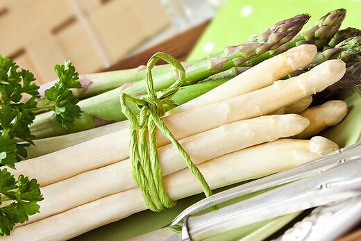 grüner und weißer Spargel