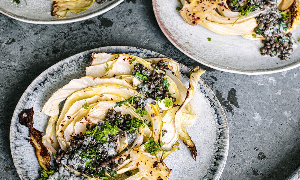 tischwelt-rezept-geroesteter-weisskohl-belugalinsen-teller