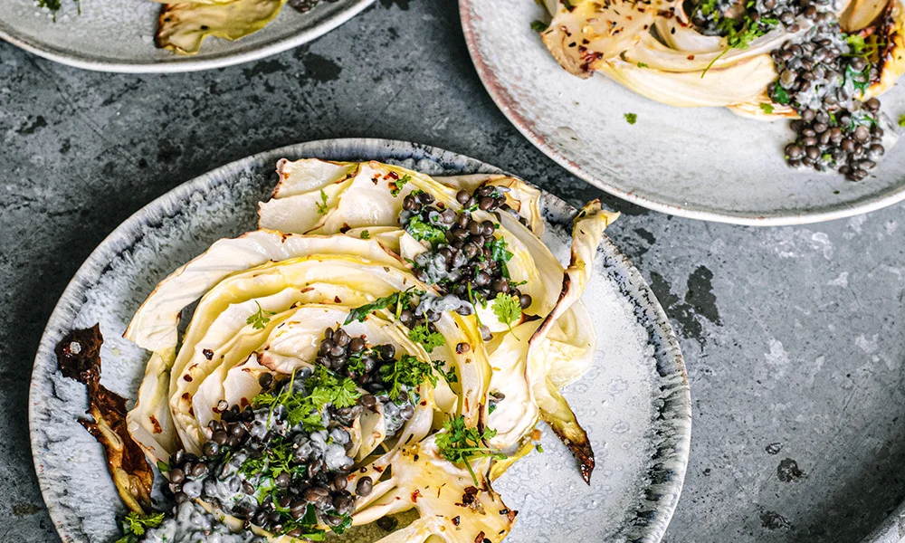tischwelt-rezept-geroesteter-weisskohl-belugalinsen-teller