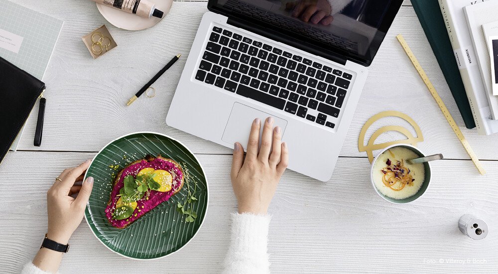 fruehstuecksteller-brunch-butter-arbeit-teller-brot-gemuehtlich-tischwelt