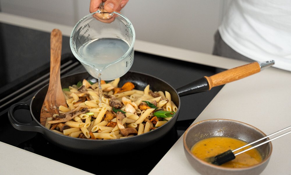 Pastagericht-Pilzcarbonara-Herbstgericht-Nudelwasser-Messbecher-Pfanne-LeCreuset