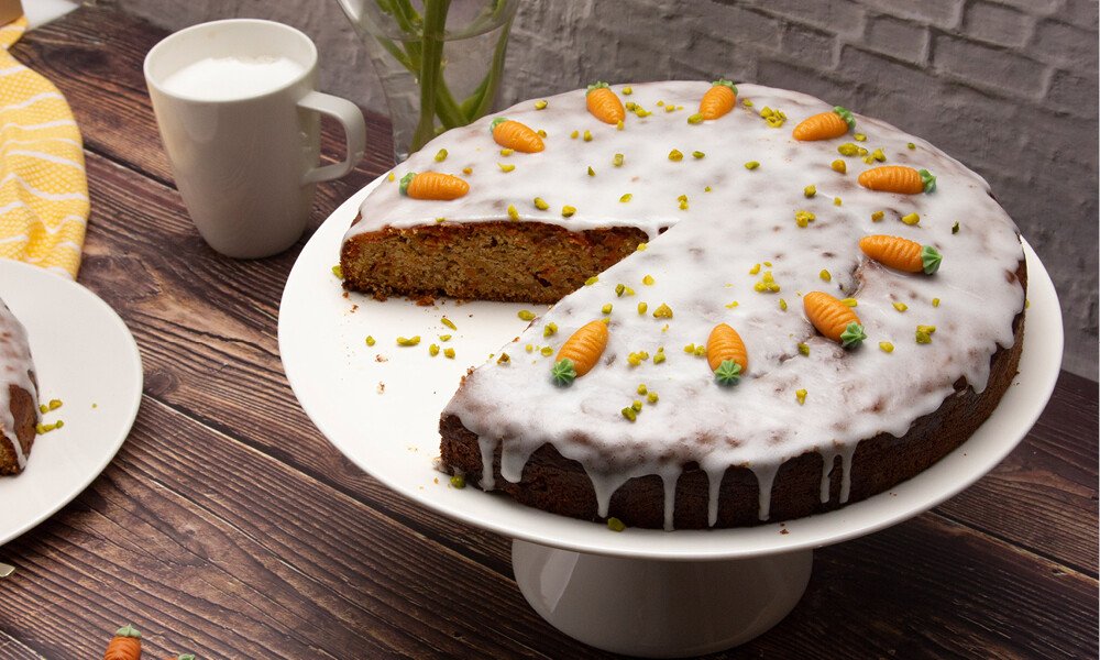 Rüblitorte Karottenkuchen mit Karotten Dekoration und Zuckerguss