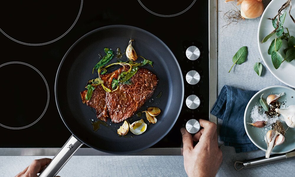tischwelt-kaufberater-pfannen-bratpfannen-wmf-edelstahl-antihaftbeschichtung-beschichtet-fleisch-fisch-gemuese-pfannkuchen-braten