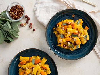 Vegetarische Kürbis-Pasta mit Salbei und Haselnuss