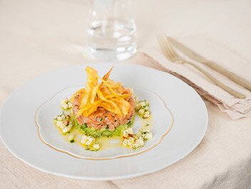 Lachstatar mit Gurke und Apfel