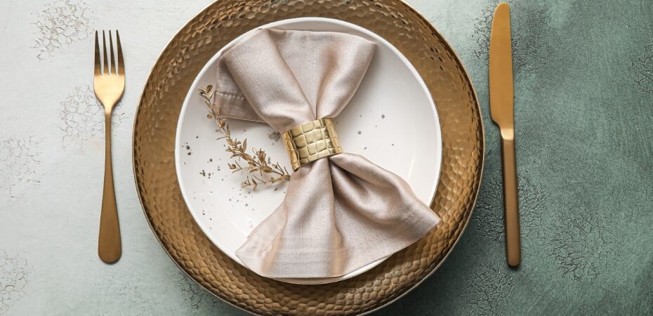Teller in Gold mit weißen Teller darauf