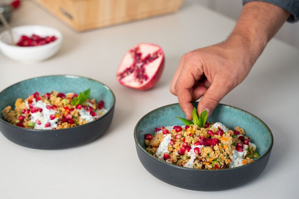 Couscous-Salat mit frischer Minze und Joghurtsoße - Rezepte - Magazin ...