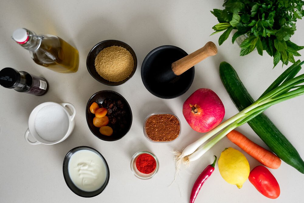 Couscous-Salat mit frischer Minze und Joghurtsoße - Rezepte - Magazin ...