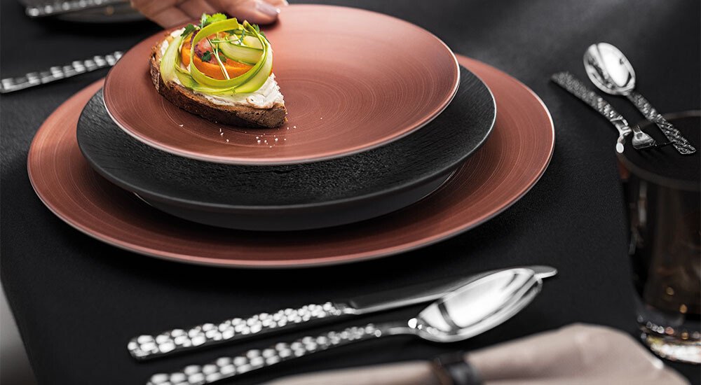 Ein gedeckter Tisch mit Villeroy-&-Boch-Besteck Boston