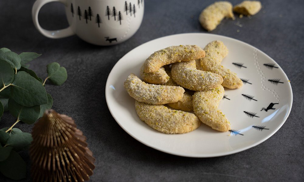 Kipferl mit feinem Pistazienaroma – ein Genuss, der auf keinem Plätzchenteller fehlen darf.