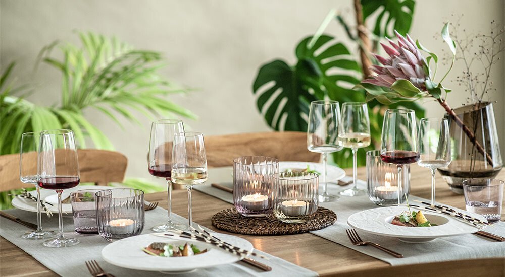 Moderne Weingläser auf einer gedeckten Tafel