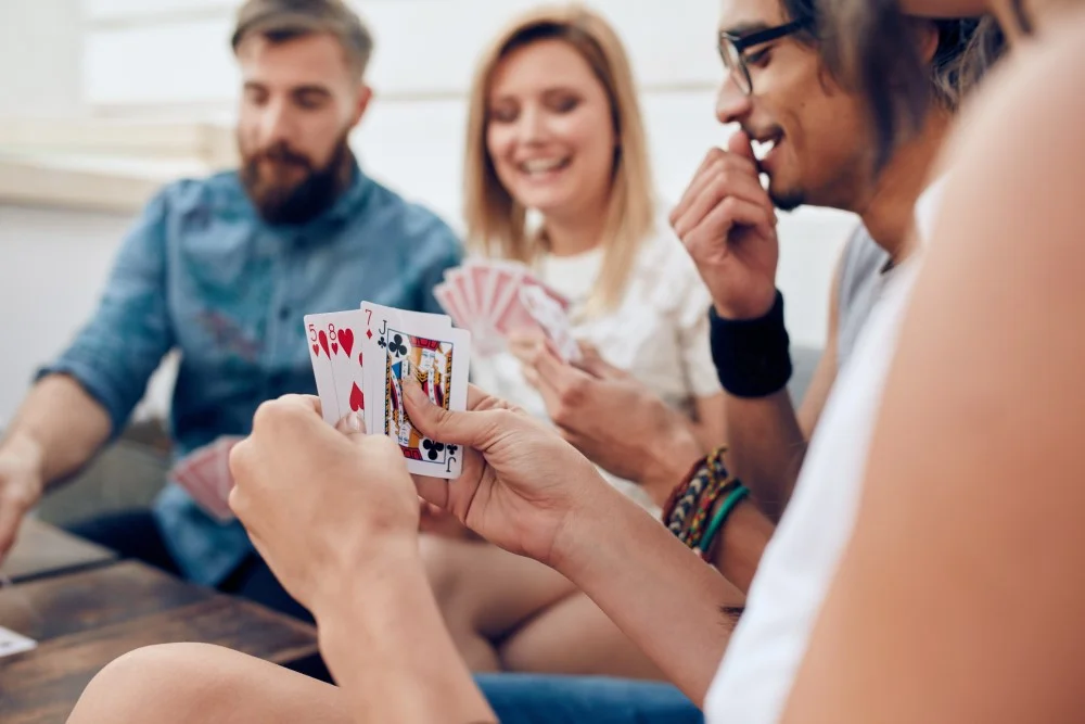 kartenspielen mit freunden