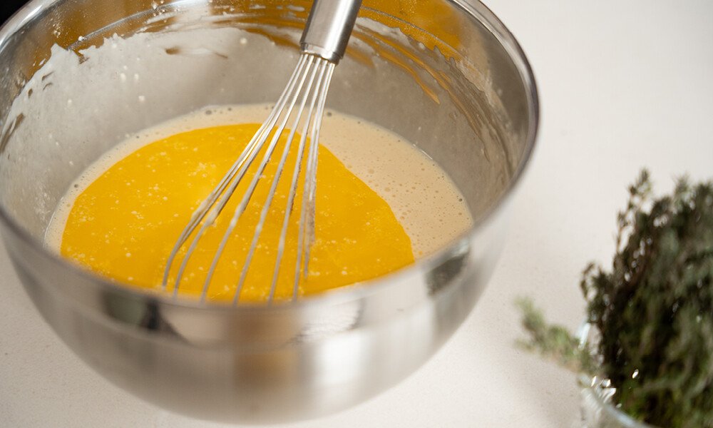 Herzhafte Zucchini-Waffeln mit Feta und Joghurtsoße-3