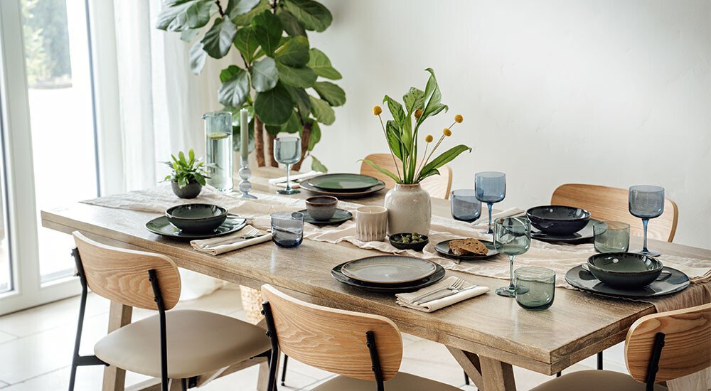 Teller, Schalen und Gläser von Villeroy & Boch auf modern gedecktem Esstisch.