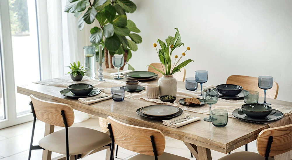 Teller, Schalen und Gläser von Villeroy &amp; Boch auf modern gedecktem Esstisch.