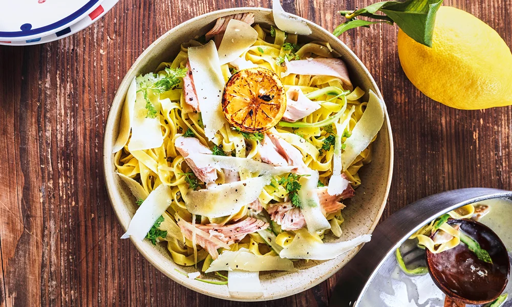 Spargelpasta mit Räucherforelle 1000x600px
