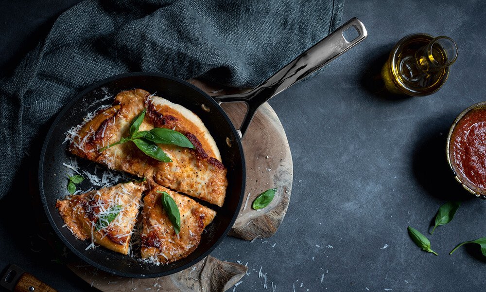 tischwelt-kaufberater-pfannen-bratpfannen-le-creuset-aluminium-antihaftbeschichtung-pizza-backen-fleisch-gemuese-braten
