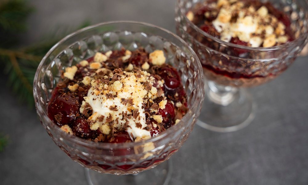 Festlicher Abschluss des Weihnachtsmenüs: samtiges Schokomousse mit würzigen Kirschen.