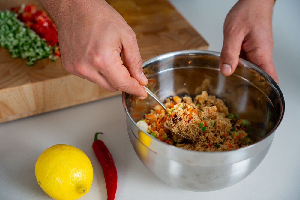 Couscous-Salat mit frischer Minze und Joghurtsoße - Rezepte - Magazin ...