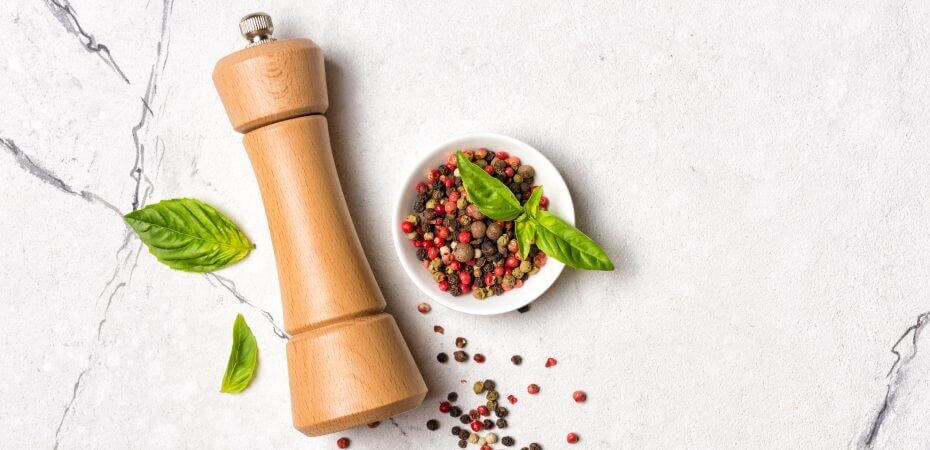 Pfeffermühle aus Holz und Pfefferkörner