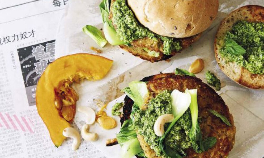 Tischwelt Rezepte Magazin Gräfe &amp; Unzer Verlag Vegan auf die Hand Kürbis Burger Thai style 