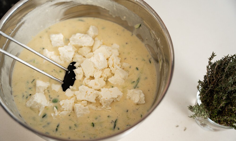 Herzhafte Zucchini-Waffeln mit Feta und Joghurtsoße - Rezepte - Magazin ... Herzhafte Zucchini-Waffeln mit Feta und Joghurtsoße - Rezepte - Magazin ...