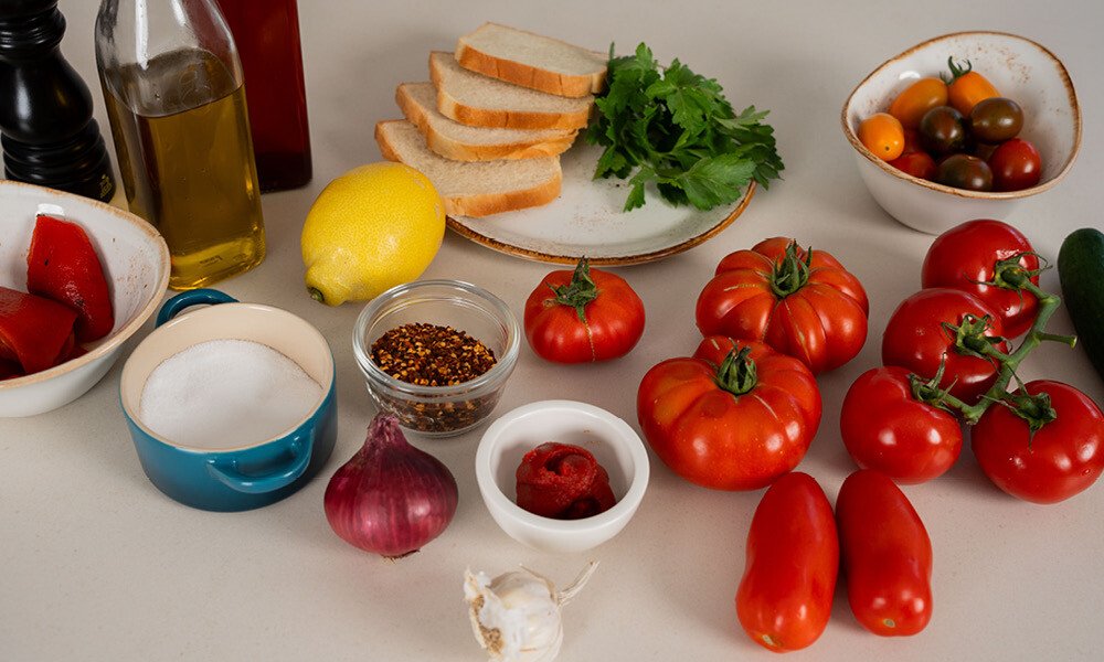 Gazpacho mit gegrillter Paprika und Brotcroutons - Rezepte - Magazin ...
