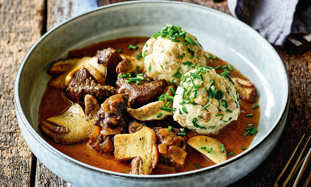 tischwelt-LV-buch-richtig-wild-Hirschgulasch-mit-Steinpilzen-Sesamknödeln-Merle-Weidemann2
