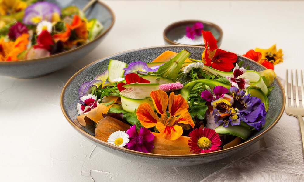 magazinbeitrag-rezept-wildkaeutersalat-blumen-salat-1000x600