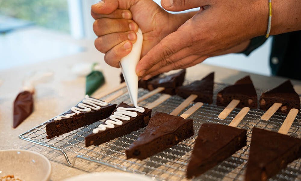 Tannenbaum-Brownies am Stiel 1000x600px 2