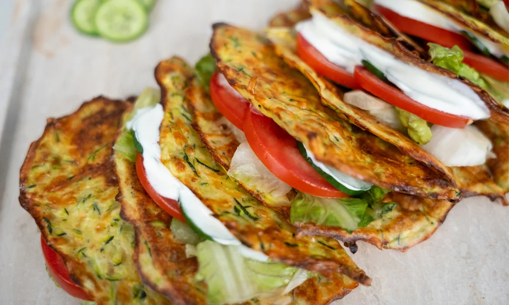 Zucchini-Wraps gefüllt mit Tomaten, Salat und einem Knoblauchdip 