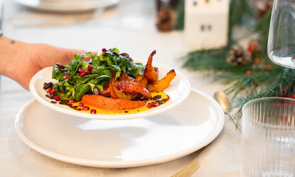 weihnachtsdinner-Geroesteter Gewuerzkuerbis mit Feldsalat und Orangendressing-30