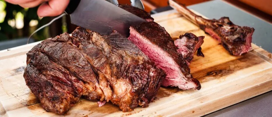 Fleisch auf einem Tranchierbrett
