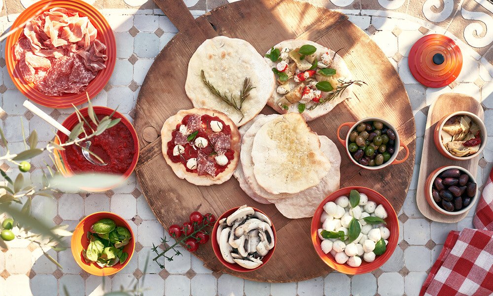 tischwelt-le-creuset-rezept-pizza-teig-pfanne-sommer-mediteran