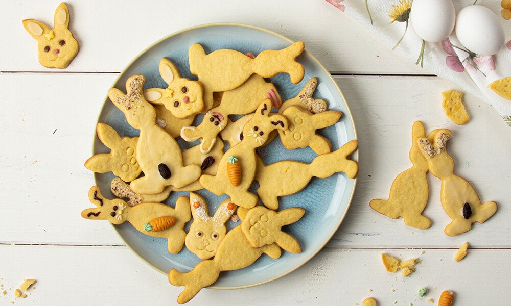 tischwelt Rezeptidee Osterbacken Osterplätzchen Hasenplätzchen Ostern Teller